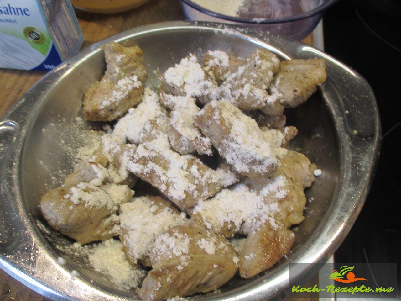 Schnell Schweine-Geschnetzeltes mit Kürbis kochen.