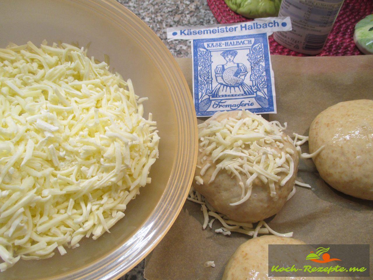 Frische Frühstücks Dinkel Käsebrötchen mit Hefe backen.