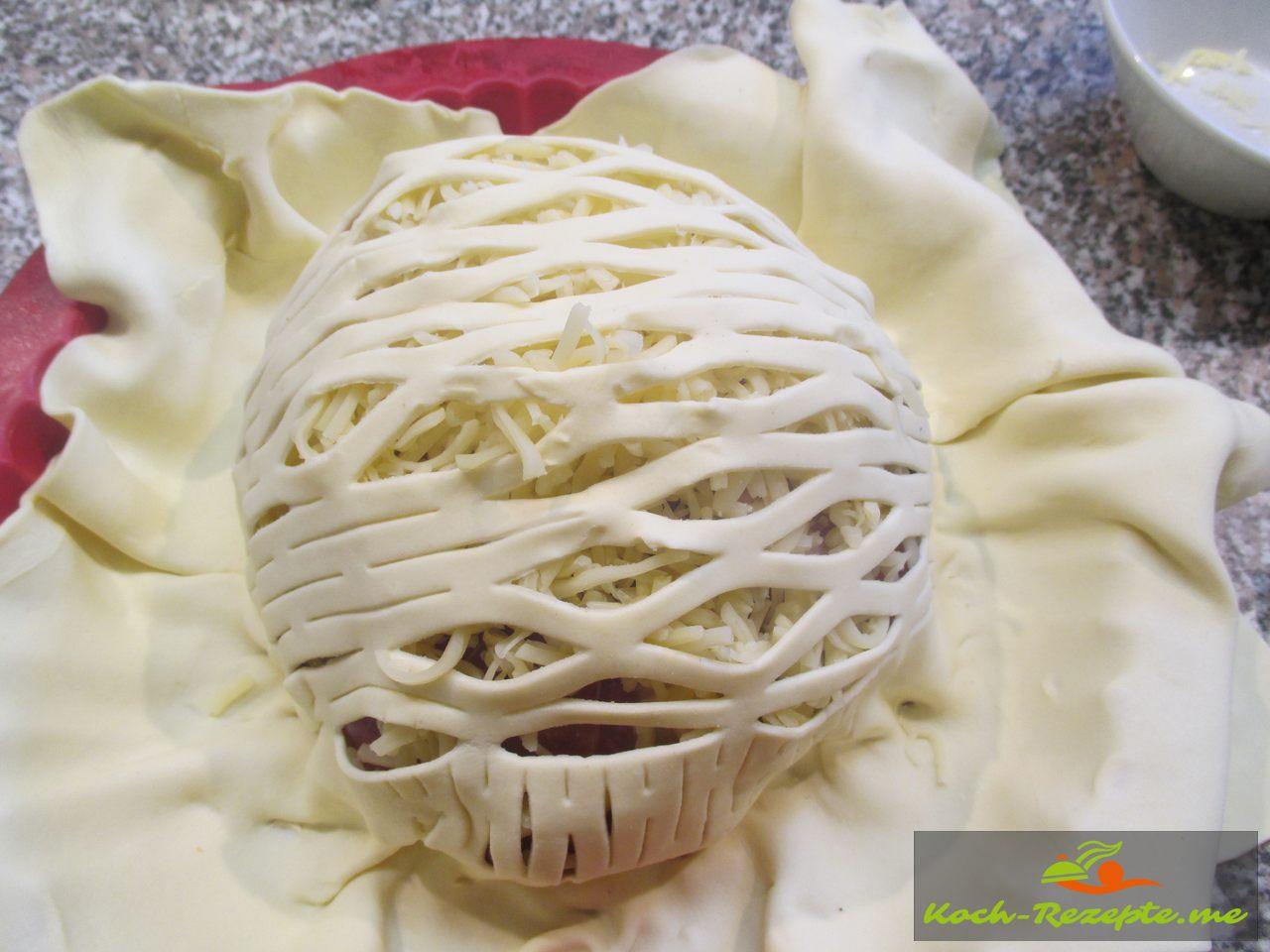 Ganzer Blumenkohl im Blätterteig mit Hackfleisch und Speck
