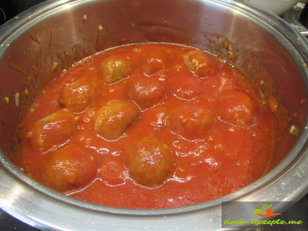 Hackbällchen in Tomatensauce und Farfalle schnellen Küche.