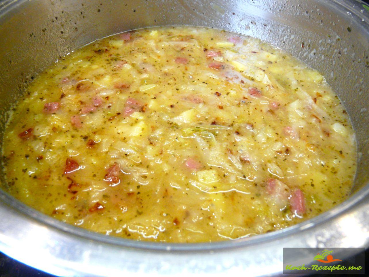 Einfache Spitzkohl-Suppe mit Hartwurst wie bei Mama