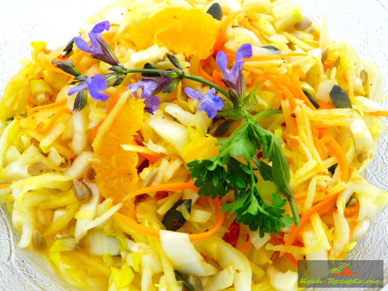 Chicorée Salat mit Früchte und Möhre lecker zubereitet