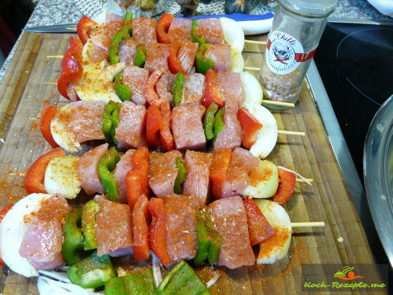 Putenspieße mit Paprika und Zwiebeln klassisches Rezept