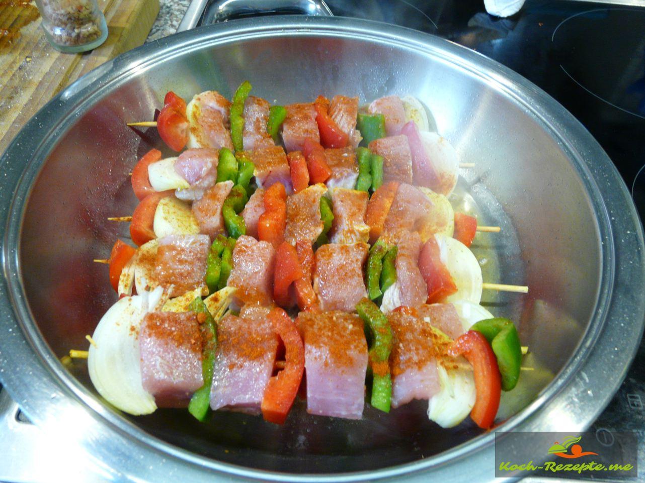 Putenspieße mit Paprika und Zwiebeln klassisches Rezept