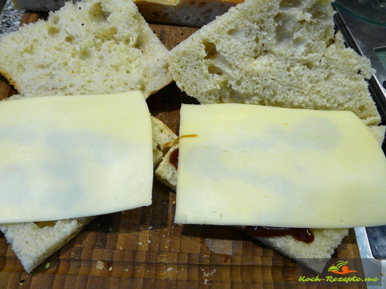 Käse Brot zum Abendessen pikant mit Tomate und Gurke