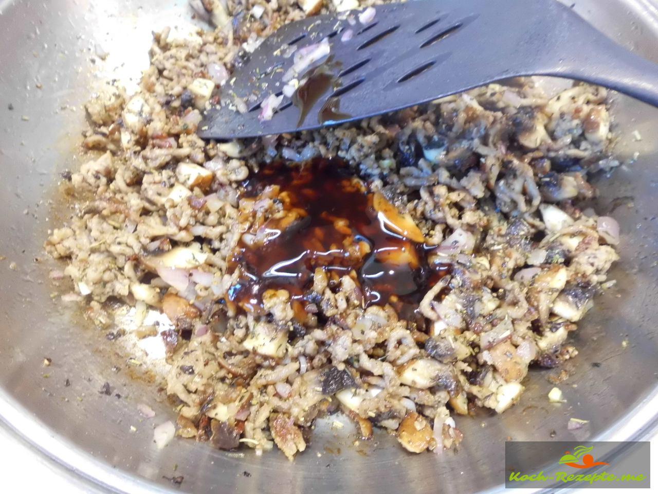 Hackfleisch-Champignon Rolle im Blätterteig mit Sauce