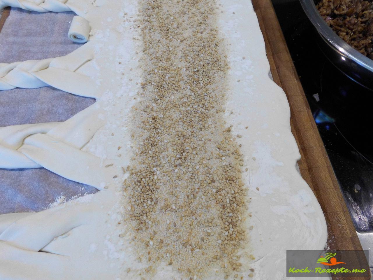 Hackfleisch-Champignon Rolle im Blätterteig mit Sauce