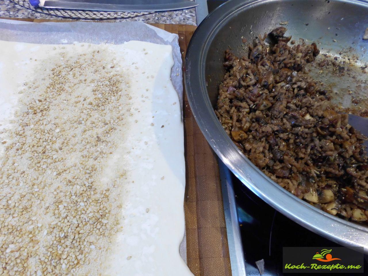 Hackfleisch-Champignon Rolle im Blätterteig mit Sauce