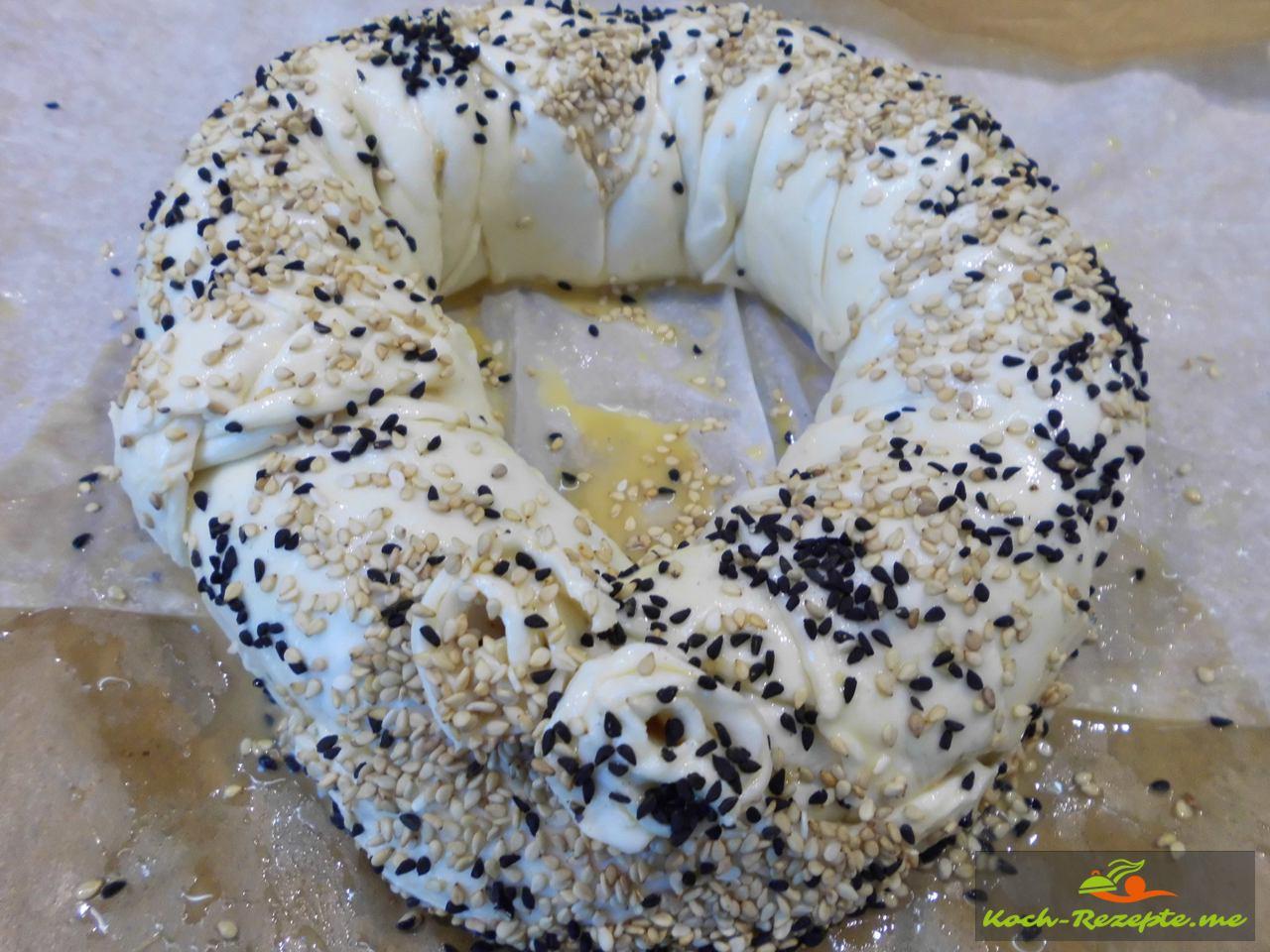 Hackfleisch-Champignon Rolle im Blätterteig mit Sauce