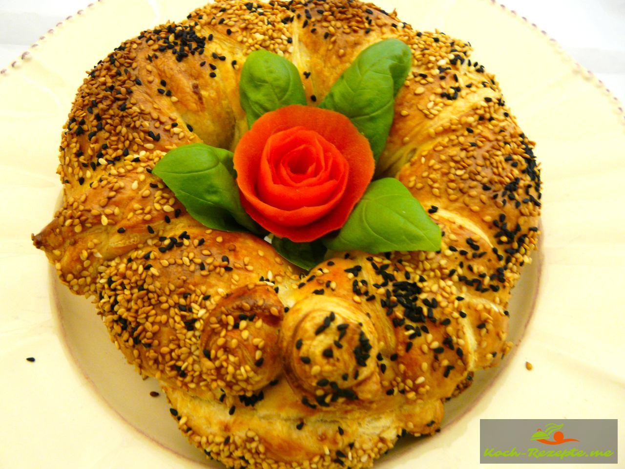 Hackfleisch-Champignon Rolle im Blätterteig mit Sauce
