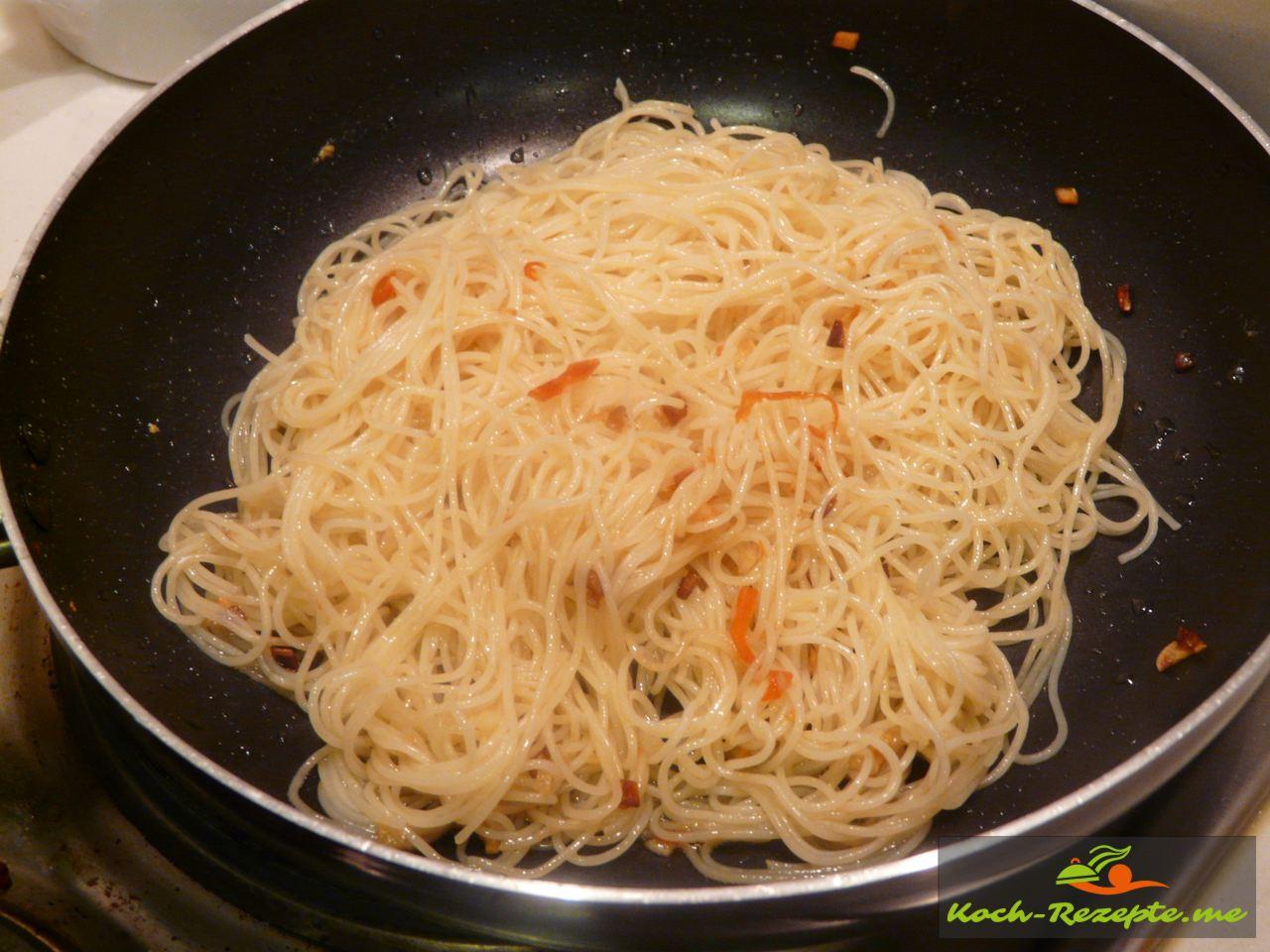Knoblauch-Chili Spaghetti l in Öl Spezialität lecker kochen