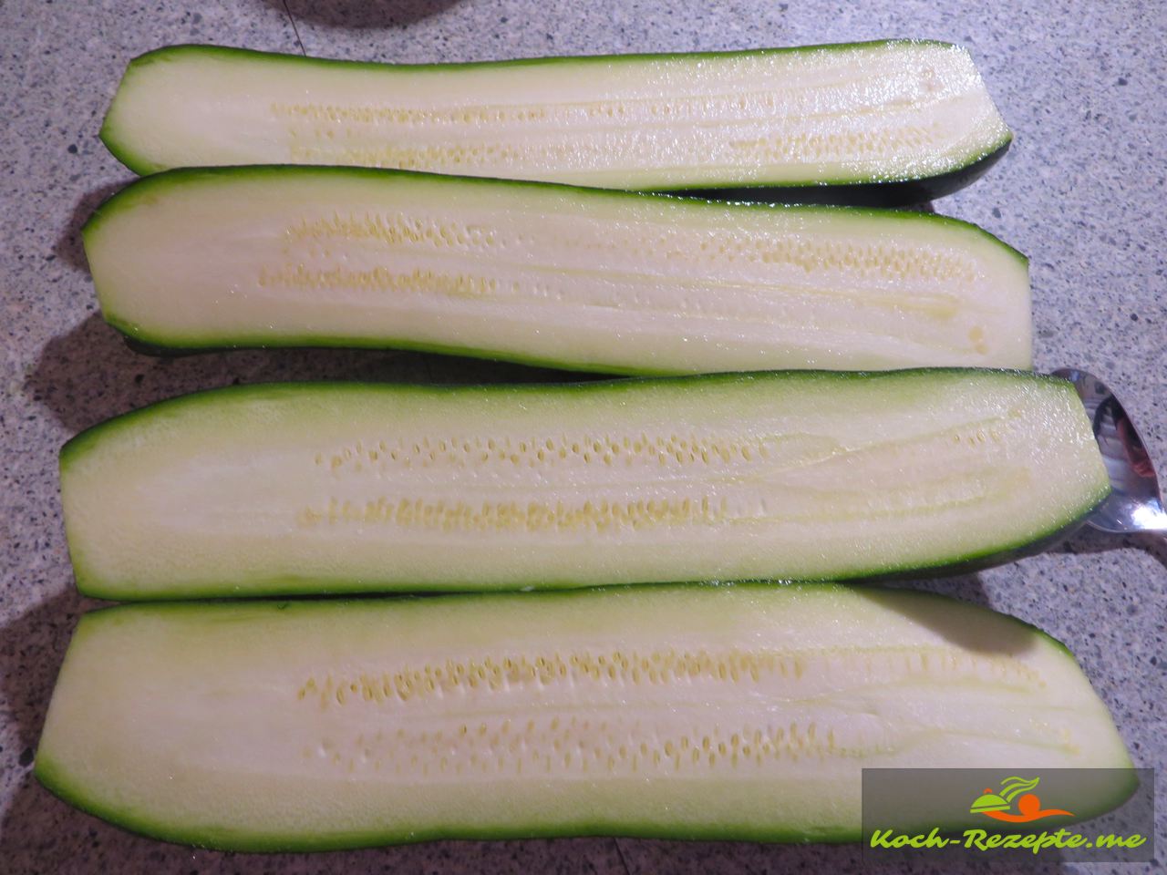 gefüllte Zucchini überbacken Rezept mit französischer Bratwurst.