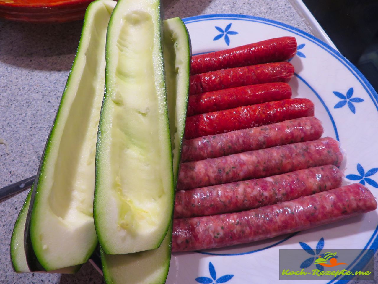 gefüllte Zucchini überbacken Rezept mit französischer Bratwurst.