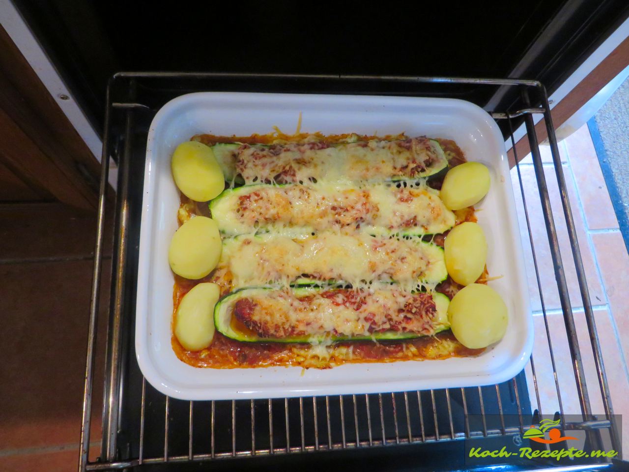 gefüllte Zucchini überbacken Rezept mit französischer Bratwurst.