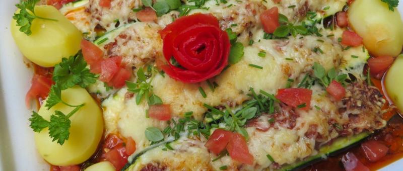 gefüllte Zucchini überbacken Rezept mit französischer Bratwurst.