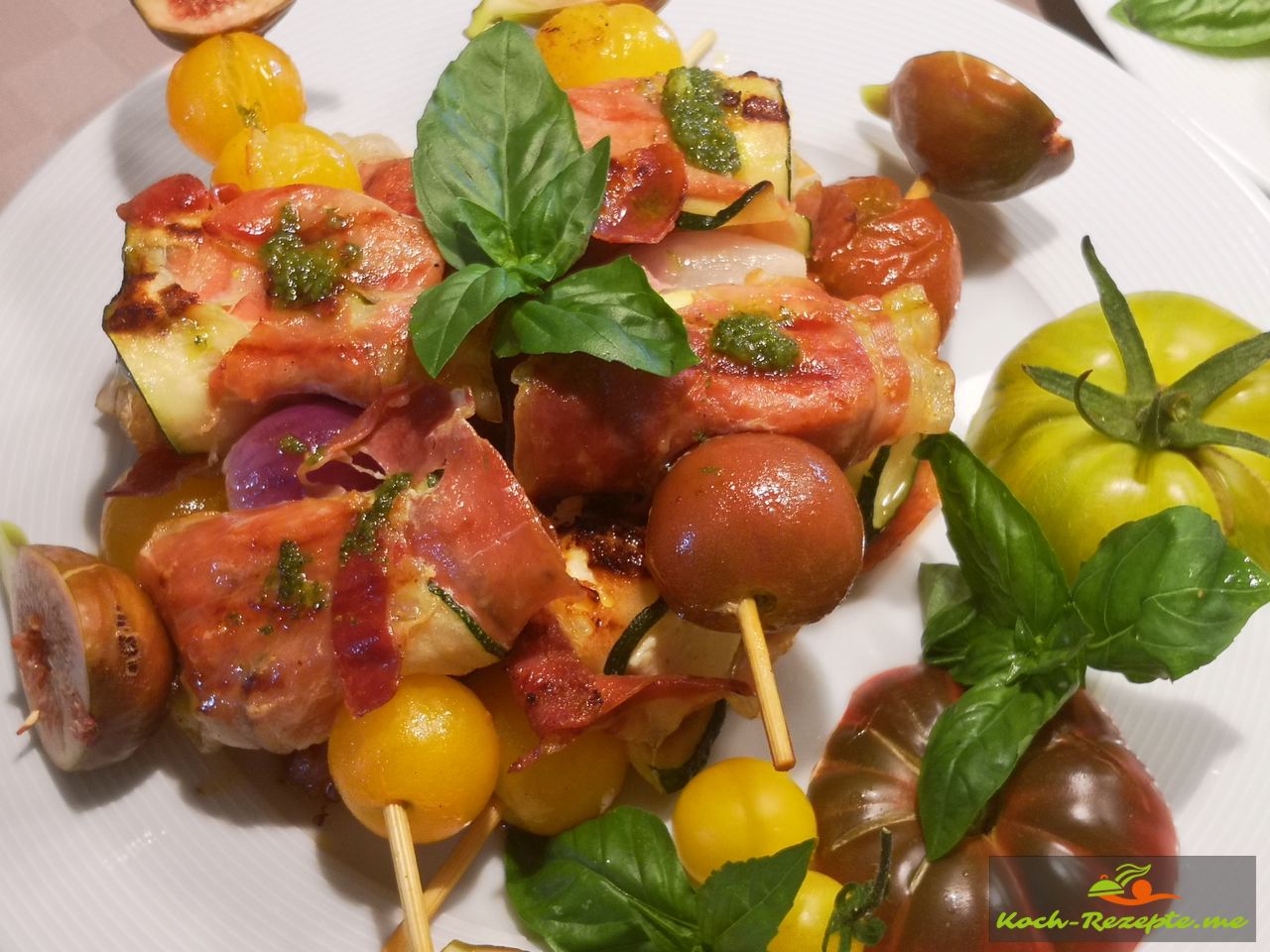Zucchini-Käse-Schinken Spieße mit Tomate und Zwiebel in der Grillpfanne