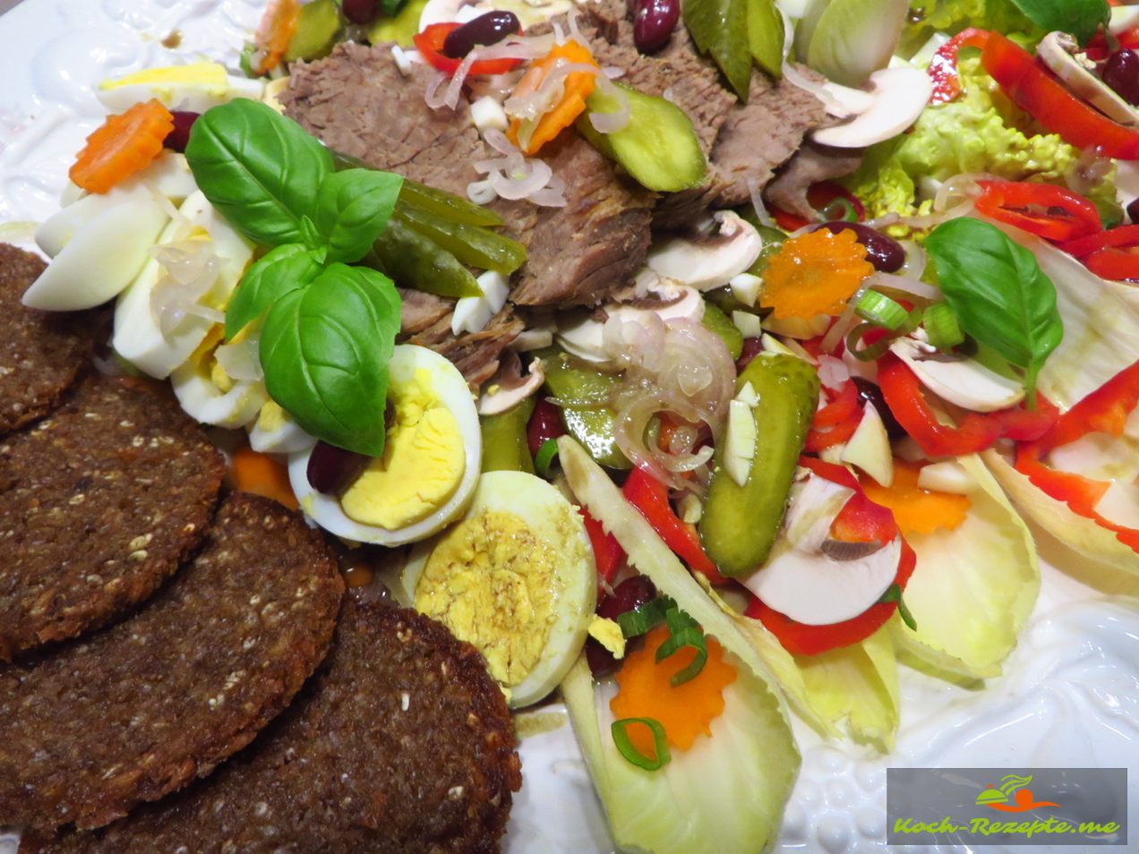 Rindfleischsalat Rezept Klassisch mit Tafelspitz, Gemüse und Kürbiskernöl.