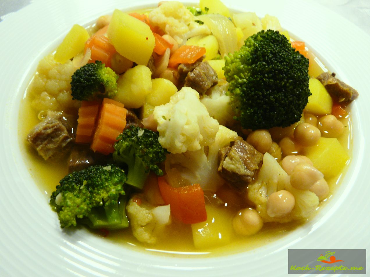 Kichererbsen Eintopf mit Gemüse und Rindfleisch gekocht, ein Klassiker